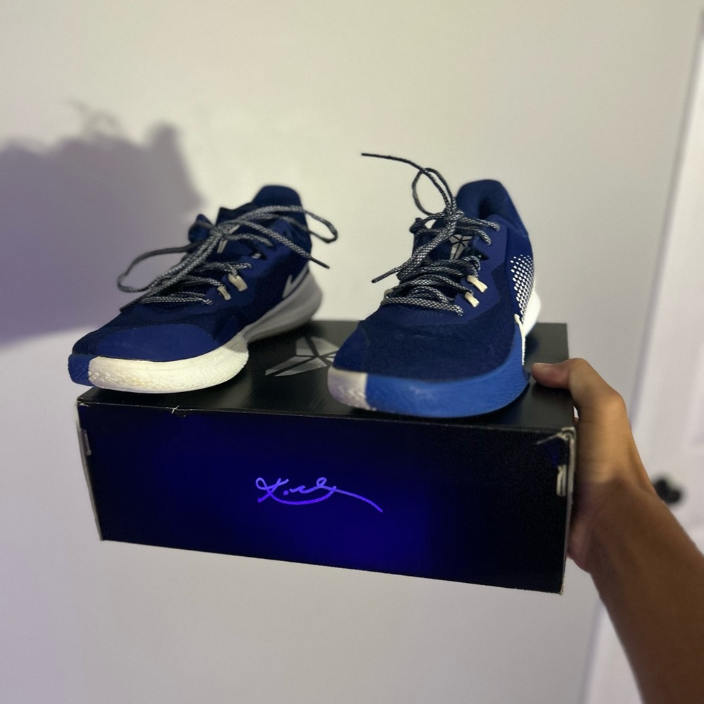 Nickname	Hyper Royal
Colorway	Deep Royal Blue/Hyper Royal/White
Upper -Mesh